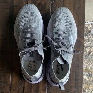 Brooks Levitate 4 (size 9)